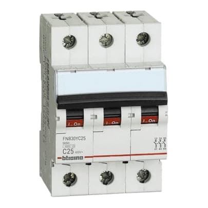 Interruptor termomagnético BTICINO FN830YC25 · 3P C25 10/6kA 220/440V C DIN btdin