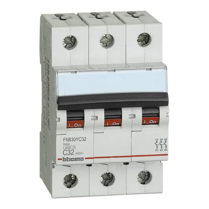 Interruptor termomagnético BTICINO FN830YC32 · 3P C32 10/6kA 220/440V C DIN btdin