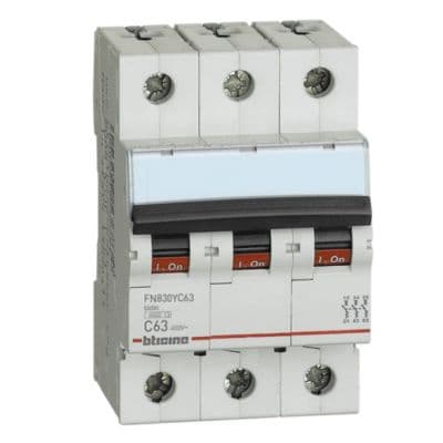 Interruptor termomagnético BTICINO FN830YC63 · 3P C63 10/6kA 220/440V C DIN btdin