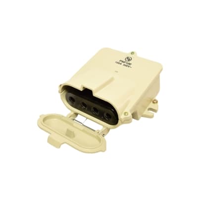Tomacorriente industrial blindado para sobreponer con tapa KAP PNF100 · 3x100A+T 500V