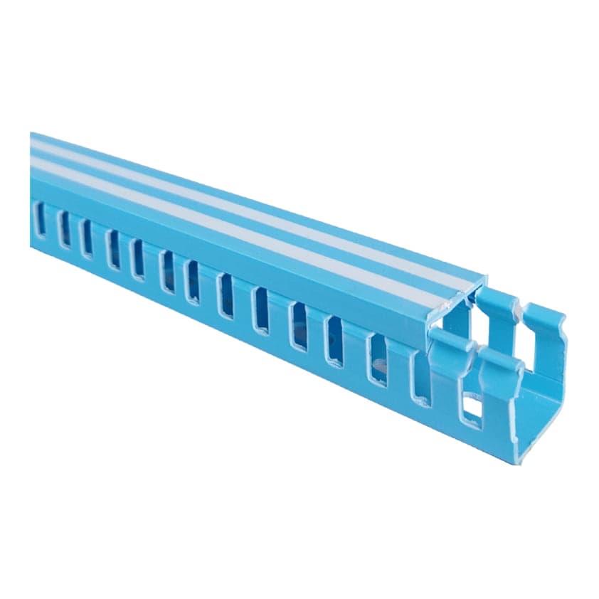 Imagen referencial de la serie: Canaleta ranurada OWEN · 25x25mm PVC azul, tapa con rayas blancas (tramo 2m) (OWEN-CANALETA-25X25-AZUL)