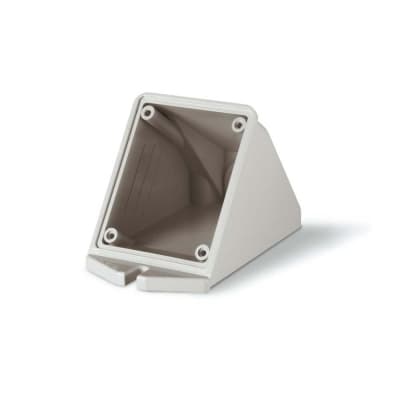Caja inclinada para adosar SCAME 570.0116 · 1 tomacorriente inclinada 16A IP44/67 PG16